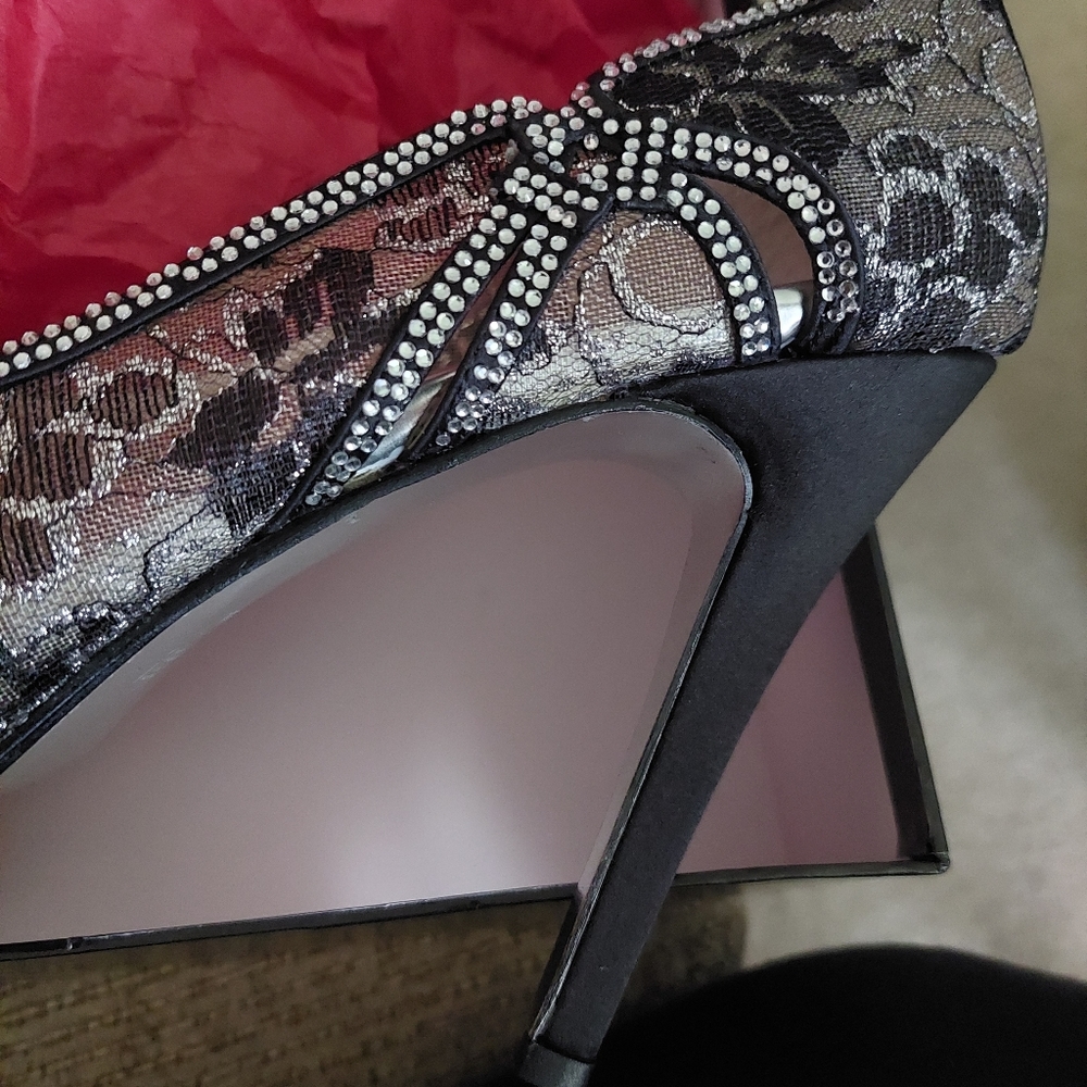 E Live from the Red Carpet Shoes Black&Silver Lace Med Size 9 - Picture 8 of 8